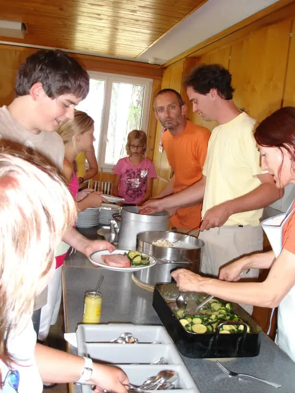 Eine Gruppe von Menschen, die Essen in einer Küche zubereiten. – Jugend und Hund Lager 2006 in Trans