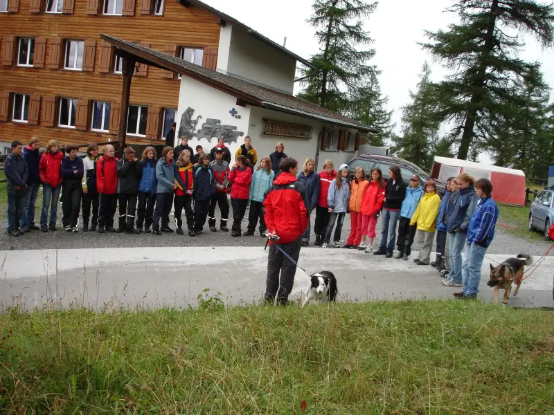 Eine Gruppe von Menschen, die vor einem Haus stehen. – Jugend und Hund Lager 2006 in Trans