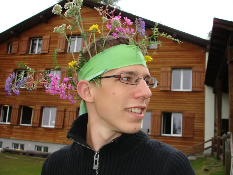 Ein Mann mit einem grünen Stirnband und einem grünen Hut. – Jugend und Hund Lager 2006 in Trans