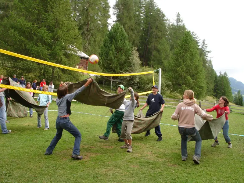 Menschen spielen Volleyball auf einem Feld mit einem Netz. – Jugend und Hund Lager 2006 in Trans
