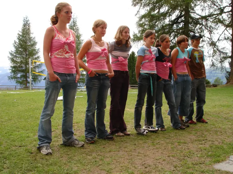 Eine Gruppe junger Mädchen, die auf einem Feld stehen. – Jugend und Hund Lager 2006 in Trans