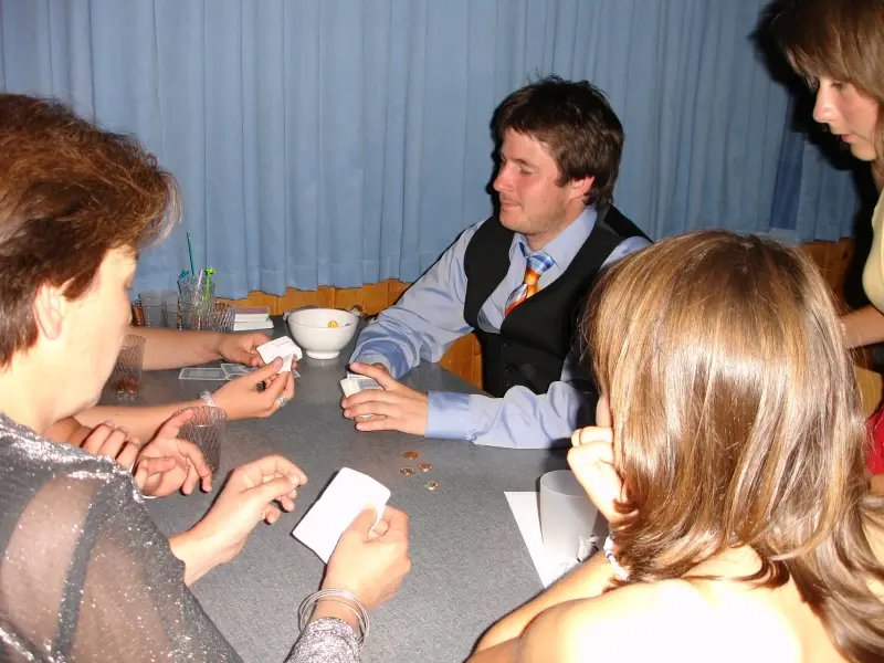 Eine Gruppe von Menschen, die um einen Tisch sitzen. – Jugend und Hund Lager 2006 in Trans