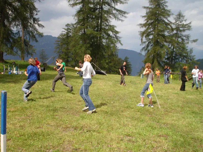 Eine Gruppe von Kindern, die ein Spiel von frc spielen. – Jugend und Hund Lager 2007 in Trans