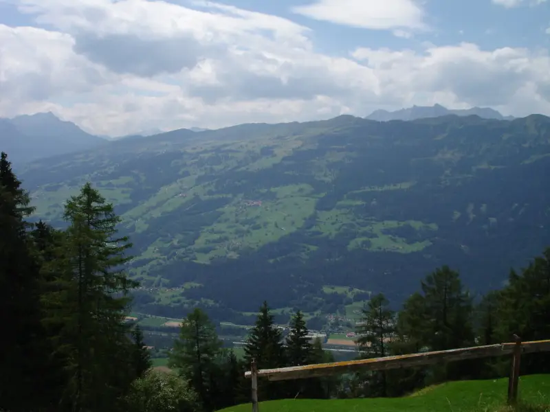 Blick auf eine Bergkette mit einer Bank. – Jugend und Hund Lager 2007 in Trans