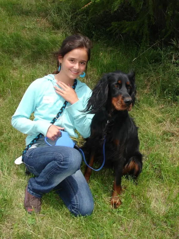 Eine Frau, die mit einem Hund an der Leine kniet. – Jugend und Hund Lager 2007 in Trans