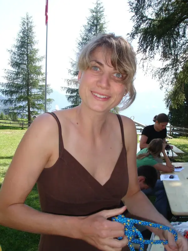 Eine Frau in einem braunen Kleid mit einem blauen und weissen Objekt. – Jugend und Hund Lager 2007 in Trans