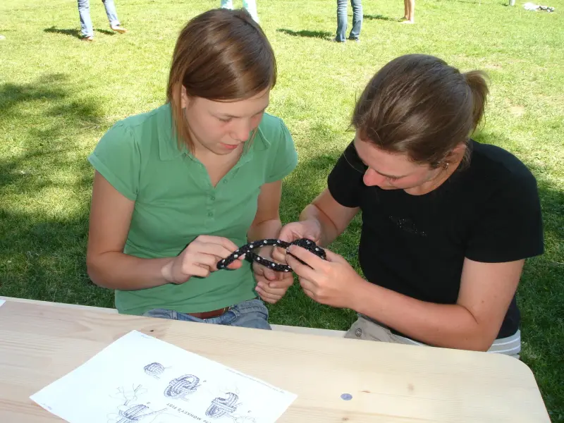 Eine Frau und ein Mann sitzen an einem Tisch. – Jugend und Hund Lager 2007 in Trans