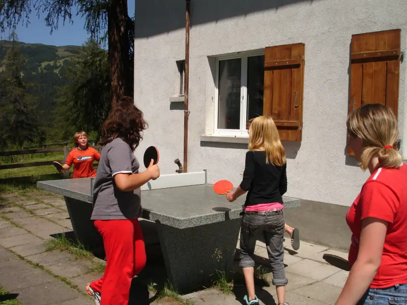 Eine Gruppe von Leuten, die mit einem frc spielen. – Jugend und Hund Lager 2007 in Trans