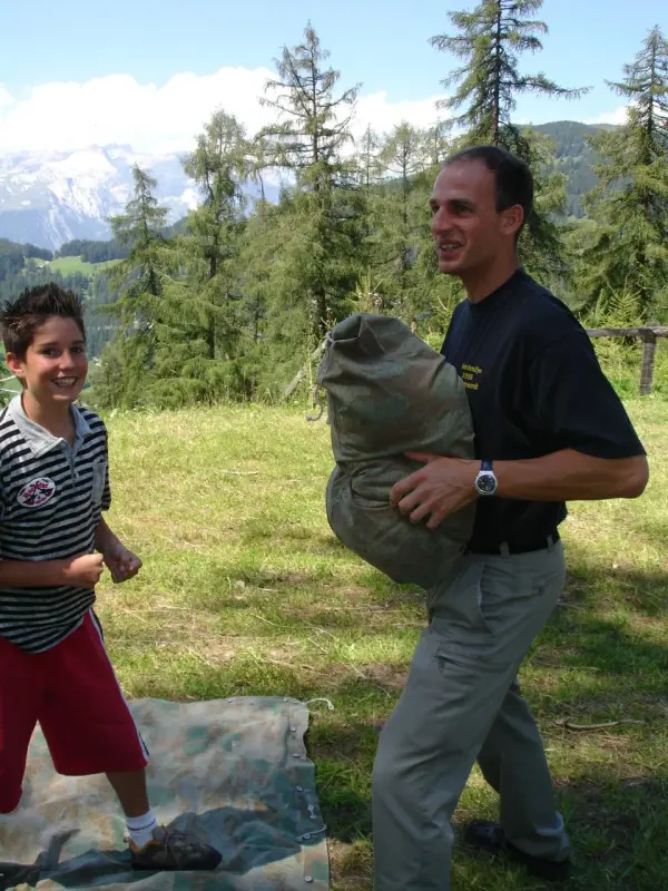 Ein Mann, der einen Mann hält, der eine Tasche hält. – Jugend und Hund Lager 2007 in Trans
