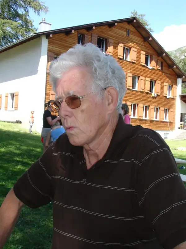 Ein Mann trägt ein braunes Tragen. – Jugend und Hund Lager 2007 in Trans