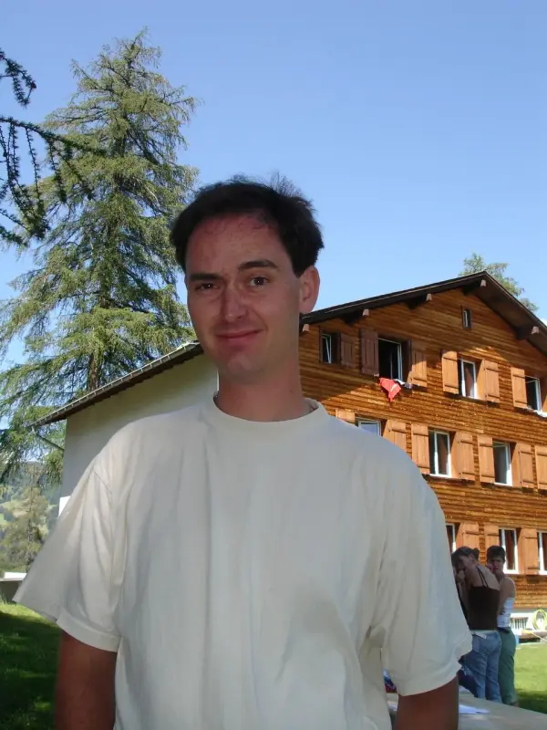 Ein Mann, der vor einem Haus steht. – Jugend und Hund Lager 2007 in Trans