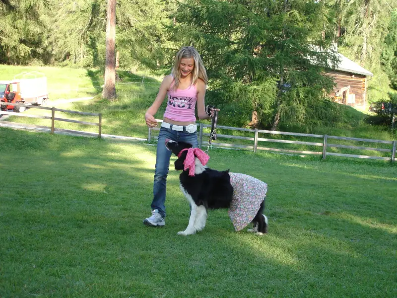 Eine Frau in einem rosa Hemd läuft einen Hund. – Jugend und Hund Lager 2007 in Trans
