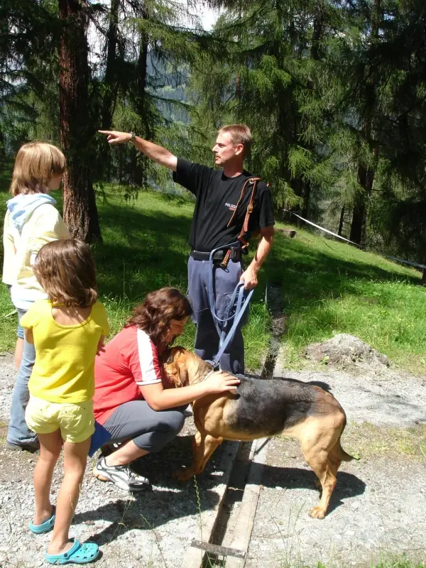Ein Mann und zwei Kinder spielen mit einem Hund. – Jugend und Hund Lager 2007 in Trans
