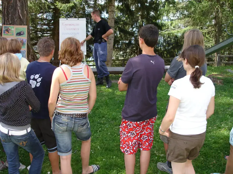 Eine Gruppe von Menschen, die auf einem Feld stehen. – Jugend und Hund Lager 2007 in Trans