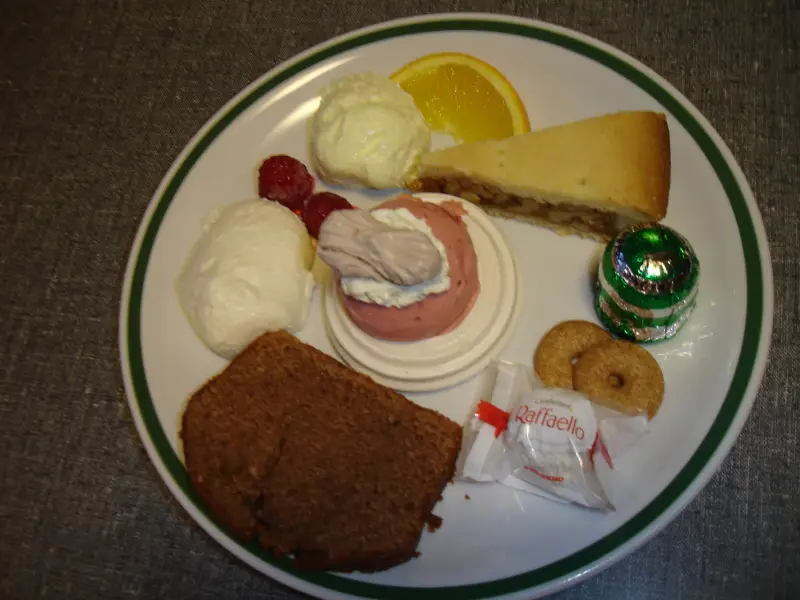Eine Platte von Lebensmitteln mit einer Vielzahl von Toppings. – Jugend und Hund Lager 2007 in Trans