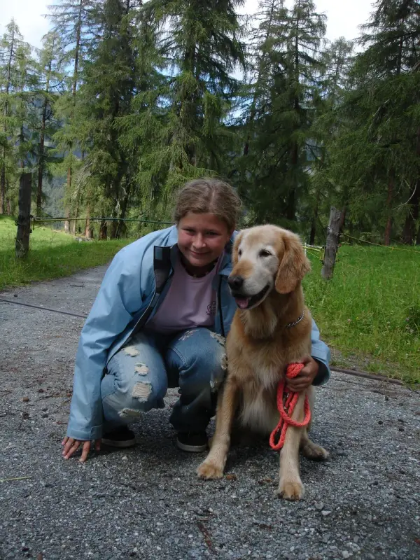 Ein junger Junge kniet mit einem Hund nieder. – Jugend und Hund Lager 2007 in Trans