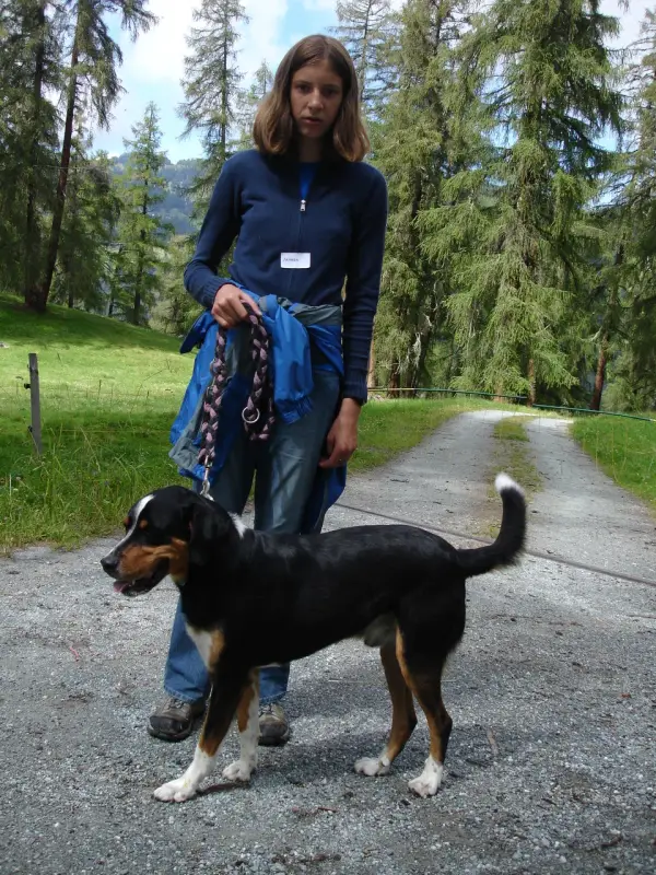 Eine Frau, die einen Hund an der Leine läuft. – Jugend und Hund Lager 2007 in Trans