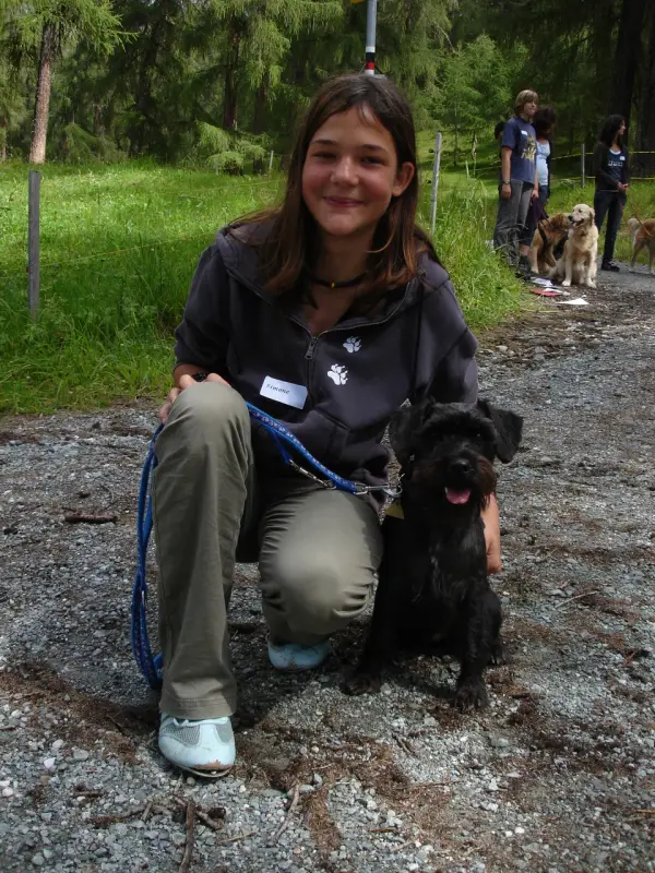 Ein Mädchen kniend unten mit einem Hund an der Leine. – Jugend und Hund Lager 2007 in Trans
