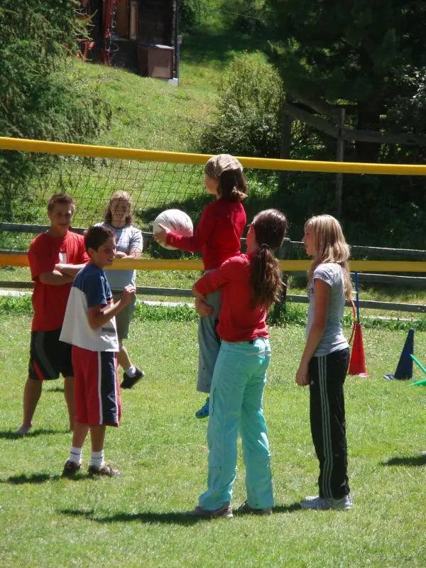 Eine Gruppe von Kindern, die ein Spiel von fr frc spielen. – Jugend und Hund Lager 2007 in Trans