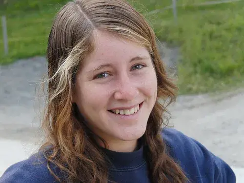 Eine Frau, die einen fr frs auf einem Skateboard hält. – Jugend und Hund Lager 2008 in Trans