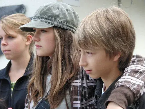 Eine Gruppe von kleinen Kindern, die auf einer Bank sitzen. – Jugend und Hund Lager 2008 in Trans
