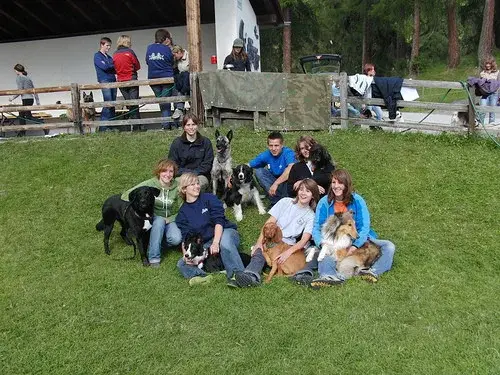 Eine Gruppe von Menschen, die auf dem Gras sitzen. – Jugend und Hund Lager 2008 in Trans