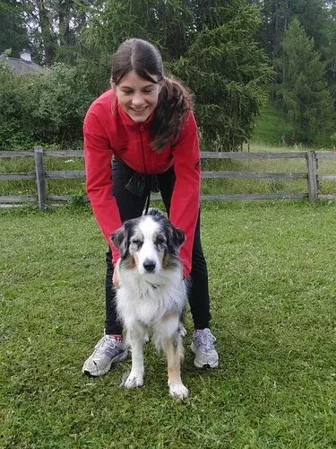 Eine Frau in einer roten Frau in einer roten Frau. – Jugend und Hund Lager 2008 in Trans