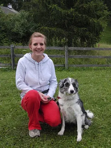 Ein sitzen auf sitting auf frau gras. – Jugend und Hund Lager 2008 in Trans