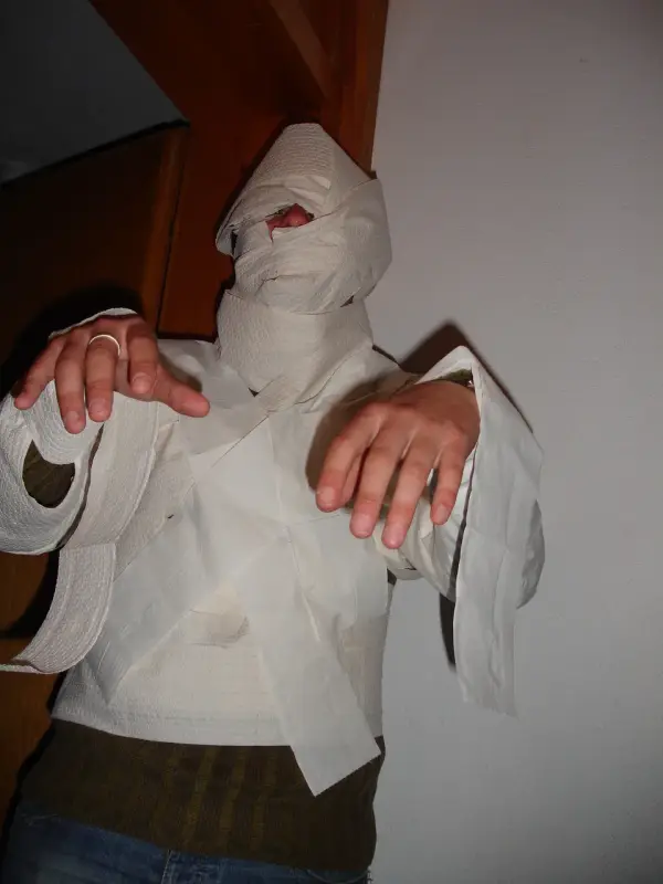 Eine Person in einem weissen Hemd und einer weissen Maske. – Jugend und Hund Lager 2008 in Trans