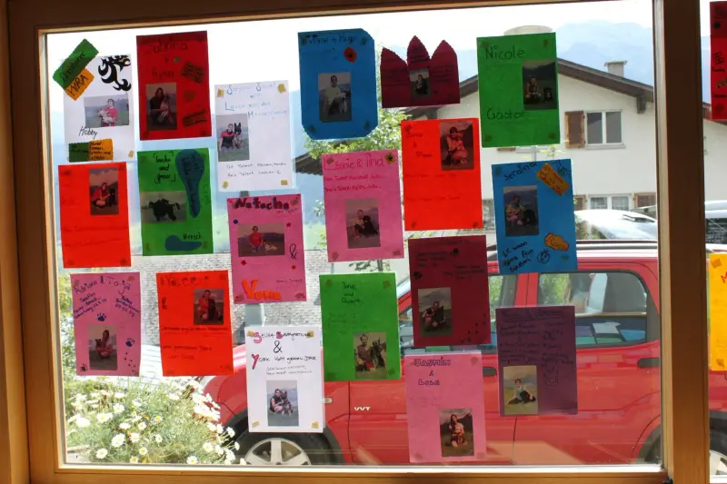 Ein Fenster mit einem Haufen Pfosten, an dem es notiert. – Jugend und Hund Lager 2012 in Vignogn