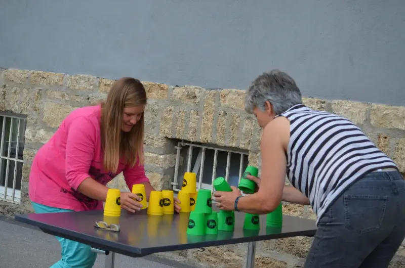 Zwei Frauen, die auf einem Tisch Bierpong spielen. – Jugend und Hund Lager 2012 in Vignogn